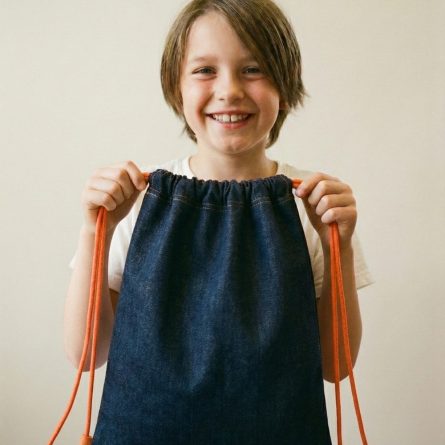 dziecko-z-uszytym-workoplecakiem